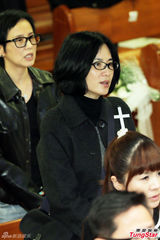 组图：台艺人徐风追思会 好友张菲余天现身致意