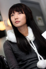 幻灯图： 王珞丹谈《琥珀》 被经纪人“逼”演话剧