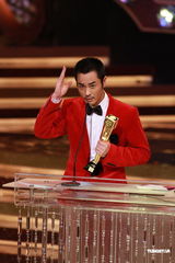 组图：郑嘉颖凭借Law霸获得我最喜爱的电视男角色