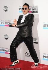 组图：全美音乐奖红毯女星争艳 比伯亲老妈鸟叔搞怪