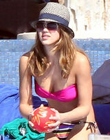 组图：杰西卡-阿尔芭比基尼照曝光展现火辣身材