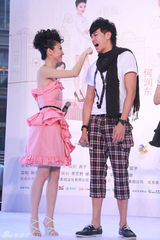 高清：《美女老板》七夕热映   何润东景甜甜蜜连拍