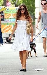 组图：奥利维亚-巴勒莫街拍白裙清爽