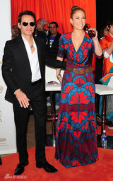 幻灯图集：詹妮弗-洛佩兹身穿红蓝彩裙靓丽抢镜