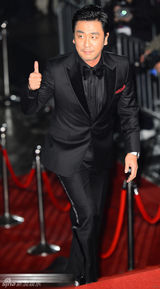 组图：演员柳承龙西装绅士胡茬彰显男人范儿