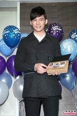 组图：温升豪35岁生日圆歌手梦 唱新歌回馈歌迷