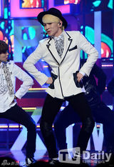 组图：SHINee复古亮相《冠军秀》4minute潮味足