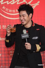 组图：潘玮柏代言洋酒 谈入围金钟奖大呼意外