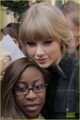 组图：泰勒斯威夫特格衬衫扮小清新与粉丝开心合照