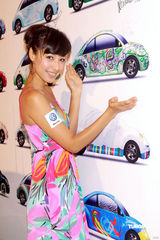 高清：杨采妮内地拍戏水土不服 小露香肩明显消瘦