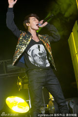 组图：SJ-M上海热力开唱 始源帅气有型赫海有爱