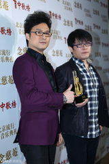 高清图：群星中歌榜后台亮相展示奖杯