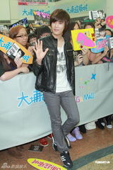 组图：朴政珉举办香港签名会 遭粉丝写错名字