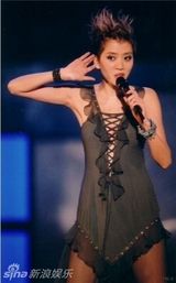 策划：回顾梅艳芳经典舞台 百变造型成传奇