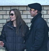 高清图：朱莉现身匈牙利 皮特贴身随行蜜吻秀恩爱