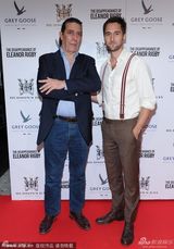 组图：《他和她的情事》杰西卡低胸蓝裙露沟