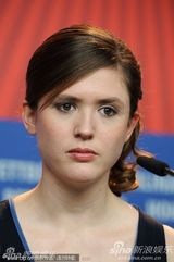 《孤儿》发布会全女子兵阵容 导演马里-库特泽微笑