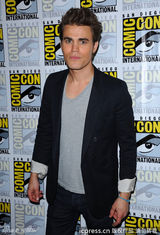 组图：妮娜领衔《吸血鬼日记》剧组亮相动漫展