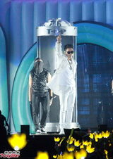 组图：BigBang火热开唱 座无虚席粉丝high翻场