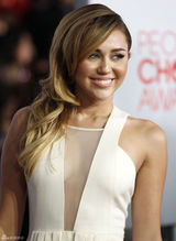 高清组图：麦莉-塞勒斯白色礼服亮相人民选择奖