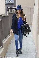 组图：阿尔芭潮装抢镜 头戴宽檐帽变时尚达人