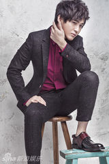 组图：李炜英伦风写真曝光 卖萌抓乱头发