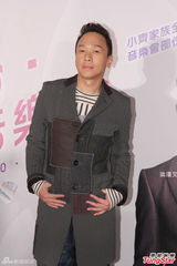 组图：任贤齐自愧腹肌不如张家辉 遭梁汉文投诉