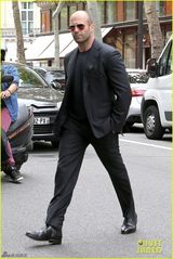 组图：杰森-斯坦森赴秀场 为超模女友助阵