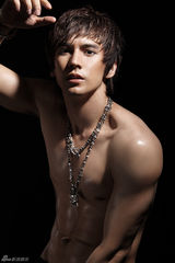 组图：张伦硕诱惑系写真半裸大秀八块腹肌