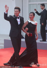 组图：金基德《圣殇》首映 赵敏秀性感长裙秀香肩