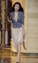 组图：徐立街拍LOOK灰色小外套搭长裙