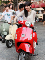 组图：白百何上海街拍引围观 骑复古摩托清新靓丽