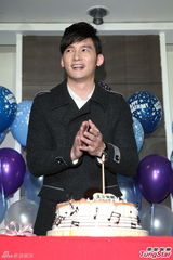 组图：温升豪35岁生日圆歌手梦 唱新歌回馈歌迷