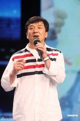 组图：200明星高歌《北京祝福你》 成龙坐镇指挥