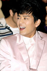 幻灯图：吴辰君吊带装秀性感 陈晓东西装十分帅气