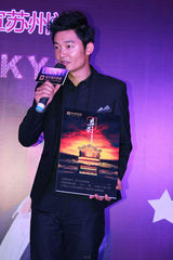 组图：组合LUCKY劳动节三地巡演 做慈善回馈影迷