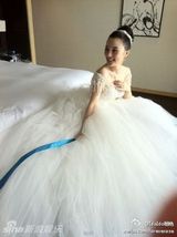 组图：李小璐素颜凸肚与贾乃亮婚前彩排