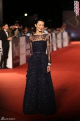 组图：张曼玉姹紫长裙气场足 红唇皓齿心情靓