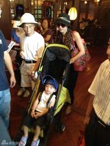 组图：Lucas8月2日5周岁 张柏芝携二子游乐场庆生