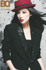 组图：黄圣依妩媚登BQ封面 称继续前行不再重压