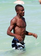 幻灯图集：科特迪瓦中场卡劳和女友迈阿密海滩戏水