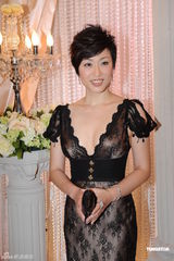 组图：新老港姐助阵慈善 赵雅芝朱玲玲携夫婿亮相