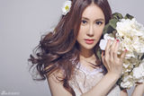组图：于咏琳时尚写真手持鲜花甜美