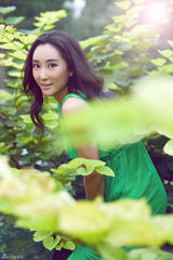 组图：杜若溪田园写真曝光 化身绿衣精灵拥抱自然