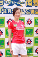 幻灯图：陈法拉变身足球宝贝 着球服秀飒爽英姿