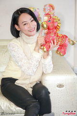 组图：惠英红新春下厨包金钱水饺 称要“封腿”