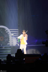 组图：TOP榜歌手祈福雅安 李宇春获全能艺人