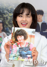 组图：高雅拉拄拐亮相签名会 剪刀手卖萌不断