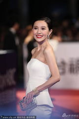 组图：郭采洁亮相红毯 抹胸裙配短发清爽干练