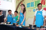组图：吴千语出席活动性感着装秀厨艺